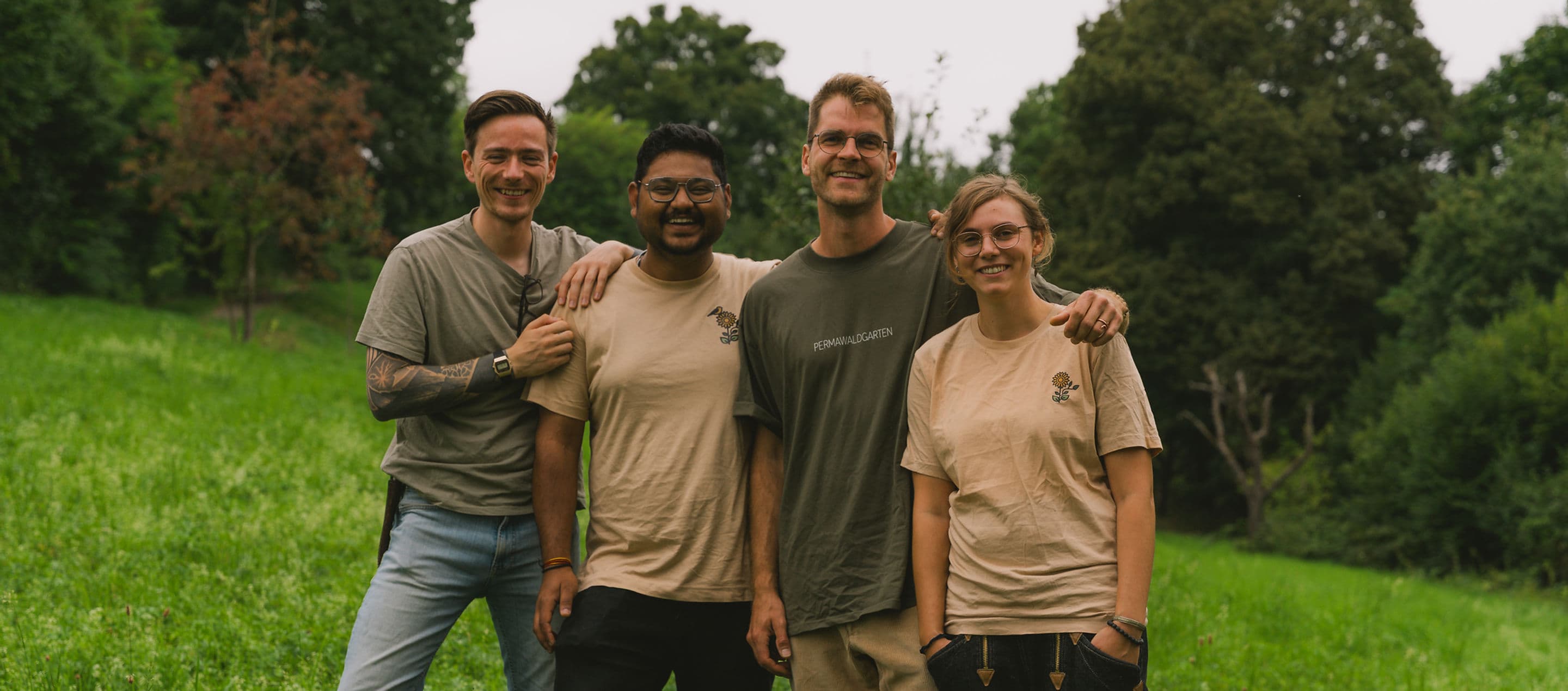Das Team von PermaWaldGarten auf einer Streuobstwiese